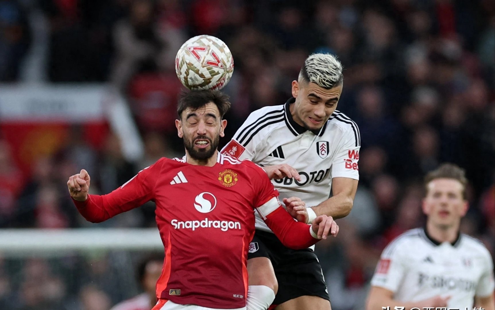 Kaiyun-曼联迎足总杯关键赛,窗口期豪取连胜,引发热议,临场指挥获称赞(曼联夺足总杯冠军赛后庆祝)