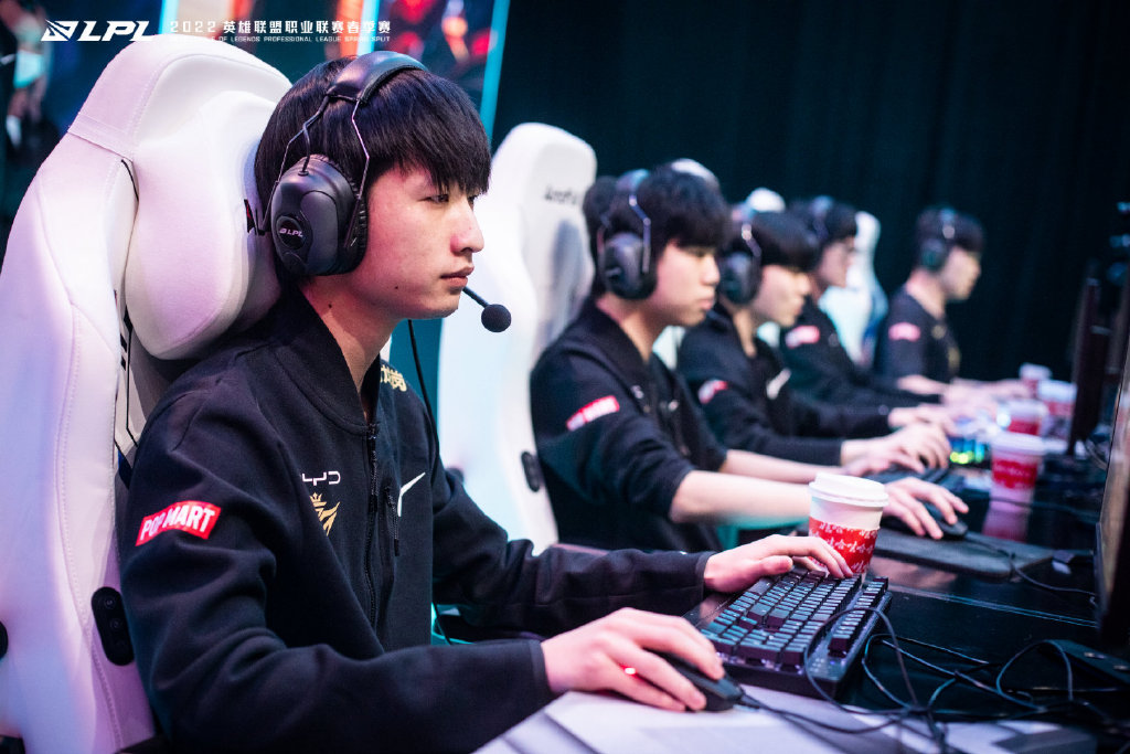 开云体育-包含Rookie爆冷击败老鹰，惊险取胜引爆全场！的词条