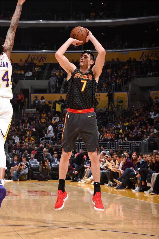 包含Scout关键节点精彩发挥，湖人带队取胜！的词条